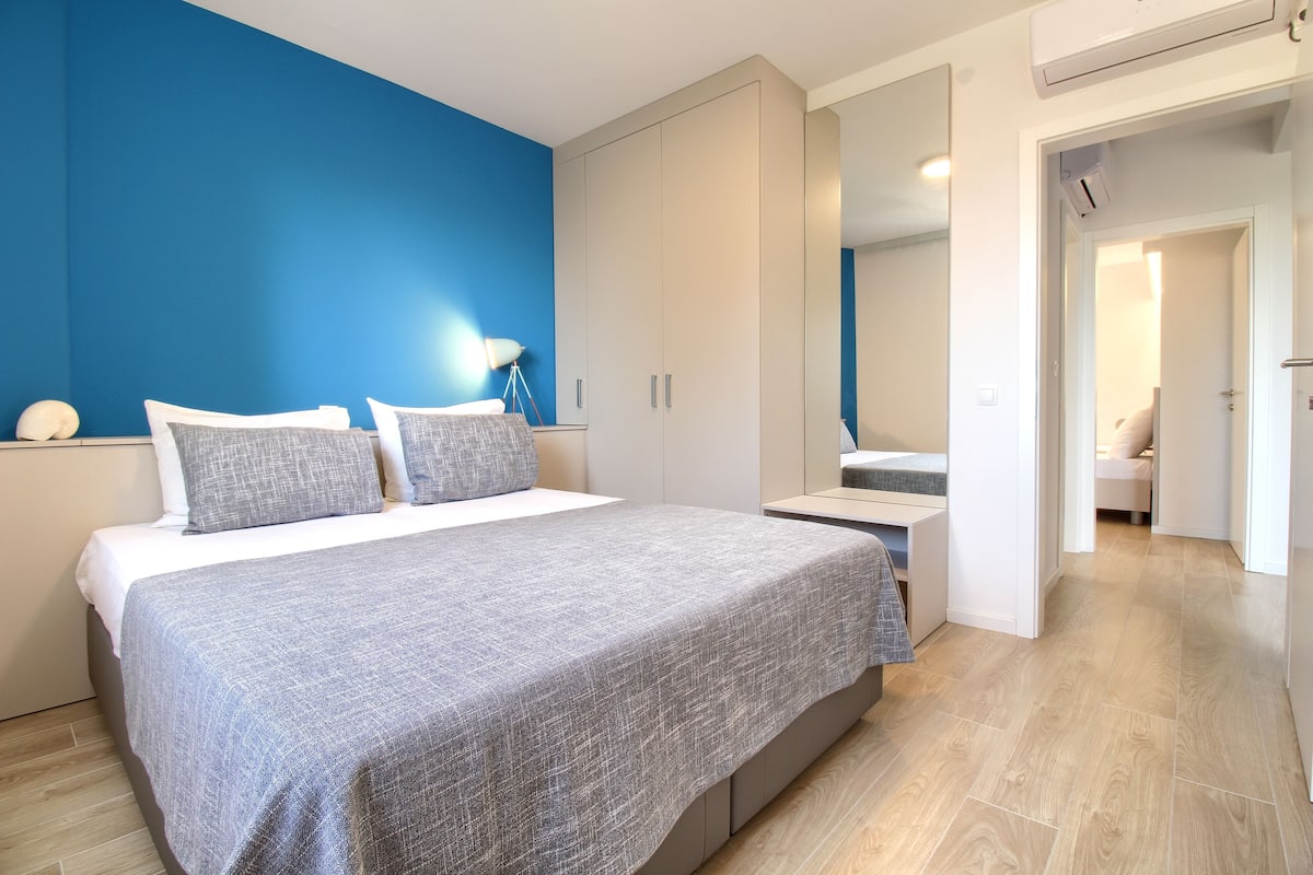 Apartment (Nava) | In-room safe, laptop workspace, blackout drapes, travel crib