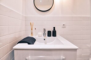 Douche, sèche-cheveux, serviettes fournies, savon