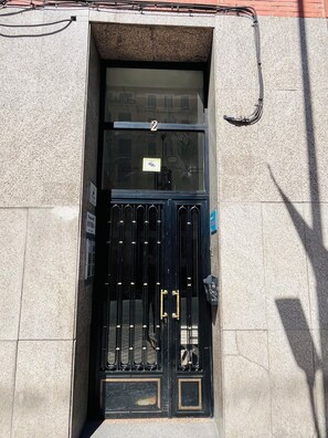 Front of property - Pension Rivera (Madrid)