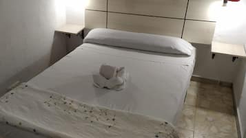 Chambre Double ou avec lits jumeaux, salle de bains commune | Wi-Fi gratuit