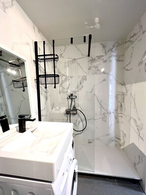 Een douche, een haardroger, toiletpapier