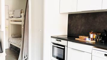 Een koelkast, een microgolfoven, een oven, een kookplaat