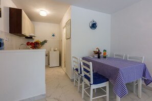Yksityinen keittiö | Jääkaappi, liesi, espressokone, vedenkeitin