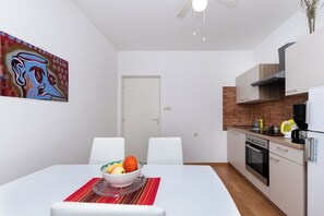 Kjøleskap, ovn, kokeplater og oppvaskmaskin