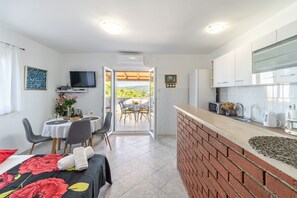 Cocina privada | Refrigerador, microondas, horno y parrilla de estufa