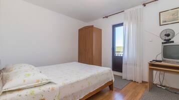 Apartment (A3) | Soundproofing, iron/ironing board, free WiFi, bed sheets