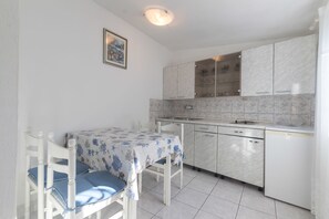 Apartemen (A3) | Dapur pribadi | Lemari es, kompor, pemanggang roti, dan peralatan masak/sendok-piring