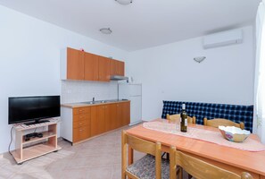 Fridge, stovetop, electric kettle, cookware/dishes/utensils - Apartments Alex (Lopar)