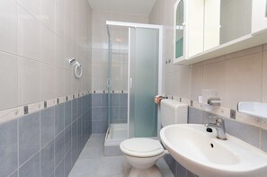 Bathtub, towels