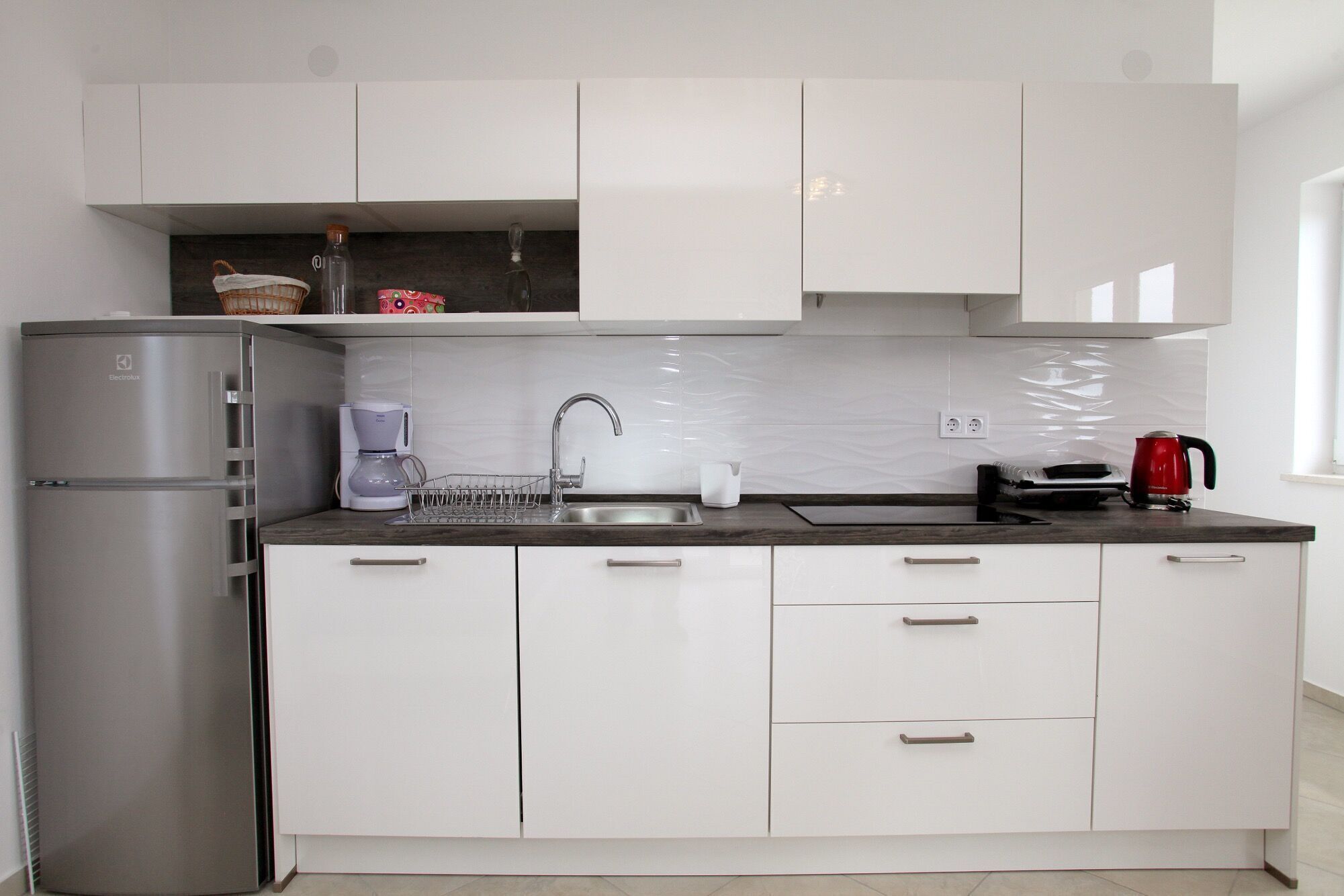 Eigene Küche | Kühlschrank, Herdplatte, Geschirrspüler, Espressomaschine