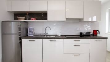 Eigene Küche | Kühlschrank, Herdplatte, Geschirrspüler, Espressomaschine