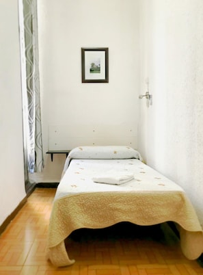 Quarto solteiro | Wi-Fi de cortesia, roupa de cama