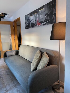 Fernseher, Bücher, Stereoanlage