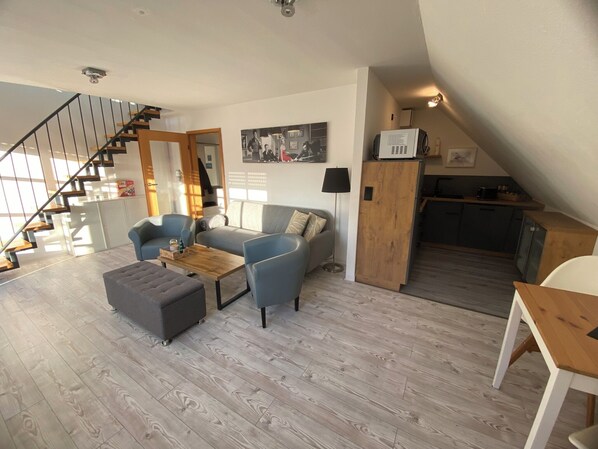 Fernseher, Bücher, Stereoanlage