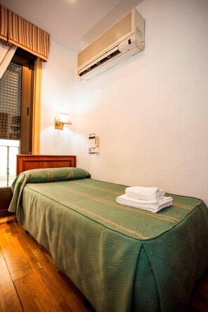 Soundproofing, free WiFi, bed sheets