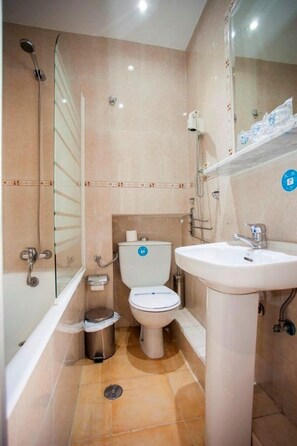 Douche, douche à « effet pluie », serviettes fournies