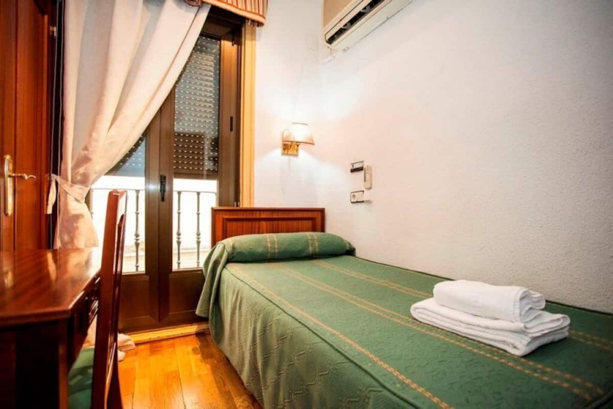 Soundproofing, free WiFi, bed sheets