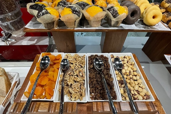 Se ofrece un desayuno bufé entre semana (14 EUR por persona)