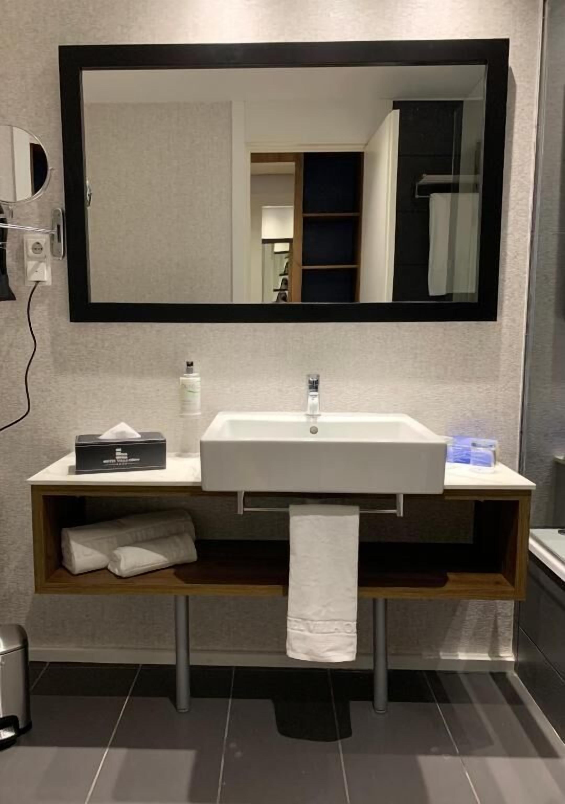 double room | bathroom | towels