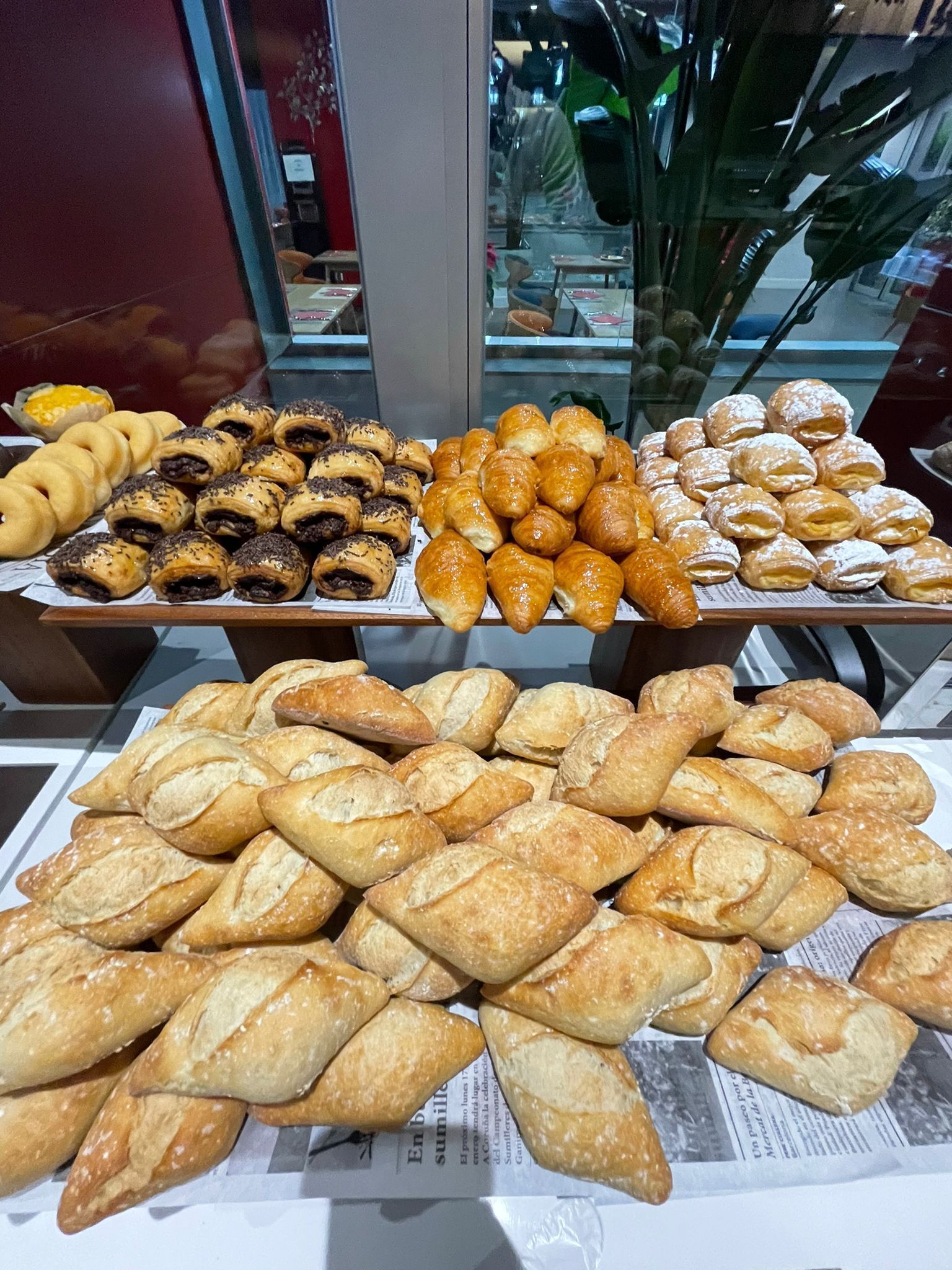 Eine Bäckertheke mit verschiedenen Gebäcken und Brot.