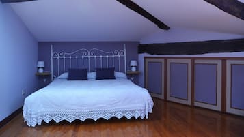 7 bedrooms, individually decorated, individually furnished, desk