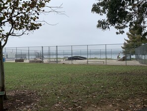 Sport court - Sunset House on Lake Guntersville: Fishermen & Cozy Family Paradise!  (Guntersville)