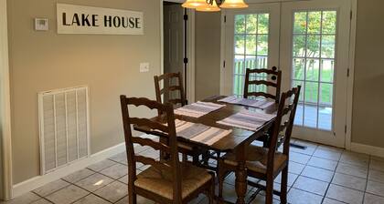 Sunset House on Lake Guntersville: Fishermen & Cozy Family Paradise!