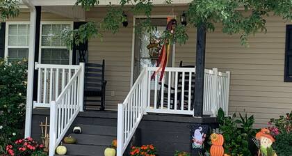 Sunset House on Lake Guntersville: Fishermen & Cozy Family Paradise!