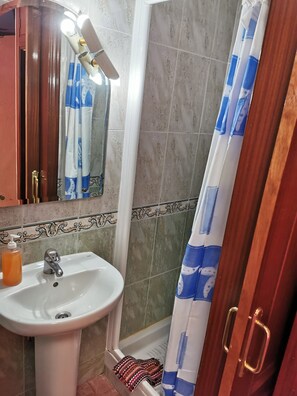 Double Room, 1 Double Bed, Private Bathroom | Bathroom | Shower, towels