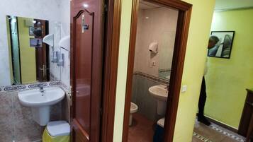 Een douche, handdoeken