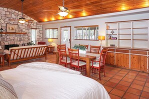 1 bedroom, iron/ironing board, WiFi, bed sheets - Rosemary Cabin I Couples, Stargazing, Hill Country (Wimberley)