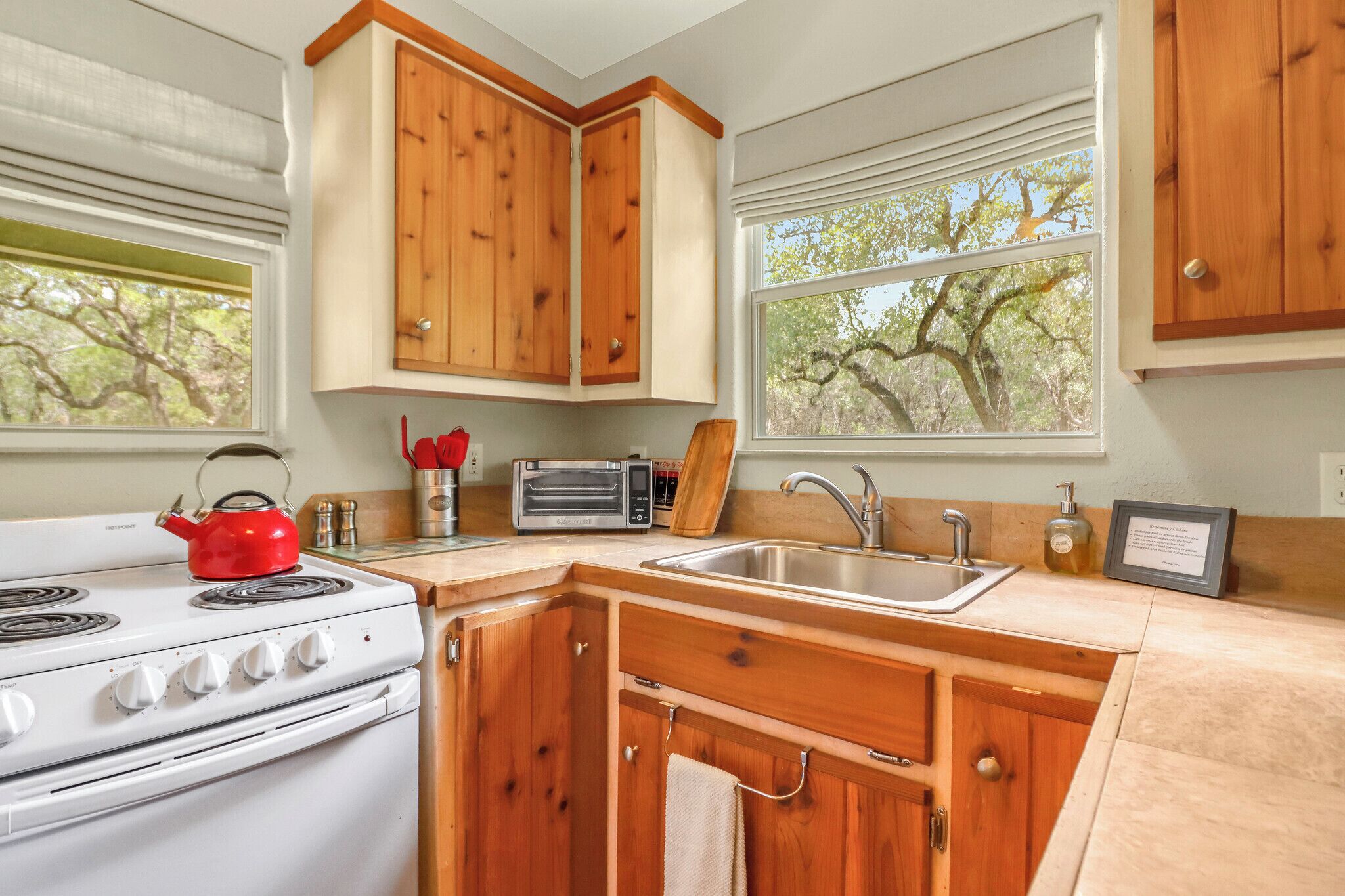 Coffee/tea maker, fridge, microwave, oven
