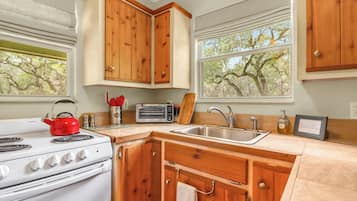 Coffee/tea maker, fridge, microwave, oven