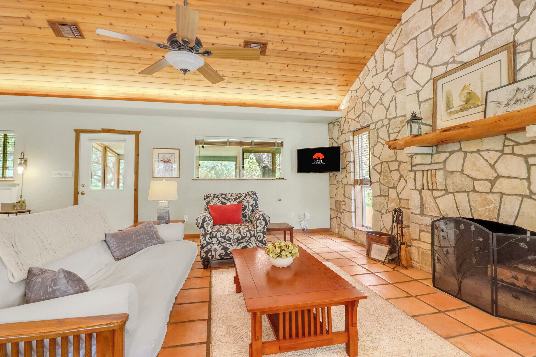 TV, fireplace