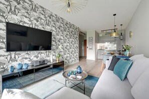 Leilighet – deluxe, 1 soverom, balkong | Oppholdsområde | En 49-tommers LED-TV med kabel-kanaler samt TV