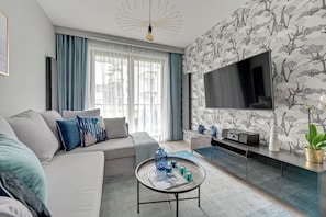 Appartamento Deluxe, 1 camera da letto, balcone | Area soggiorno | TV LED 49 pollici con canali via cavo, TV