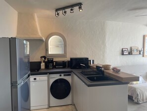 Frigorifero, microonde, forno, piano cottura