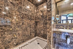 Free toiletries, hair dryer, towels - Luxe Sun Valley Retreat w/ Hot Tub, 3 Mi to Resort (Sun Valley)