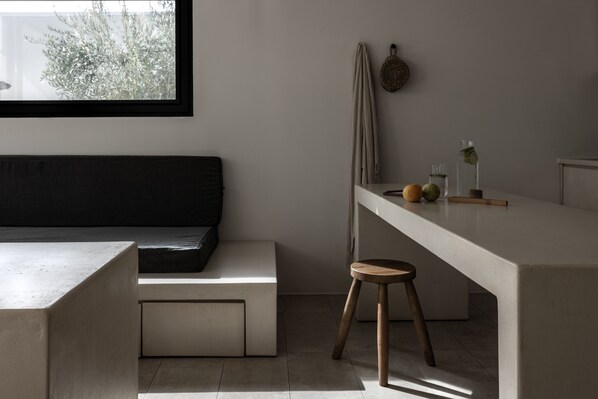 غرفة سوبيريور مزدوجة | منطقة المعيشة | تلفزيون ذكي بحجم 32-بوصة يعرض قنوات تلفزيونية رقمية، تلفزيون، كُتُب