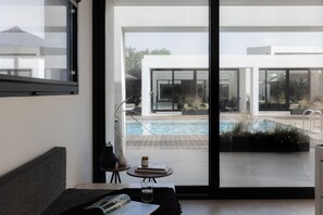Habitación doble superior | Zona de estar | Smart TV de 32 pulgadas con canales digitales, una televisión