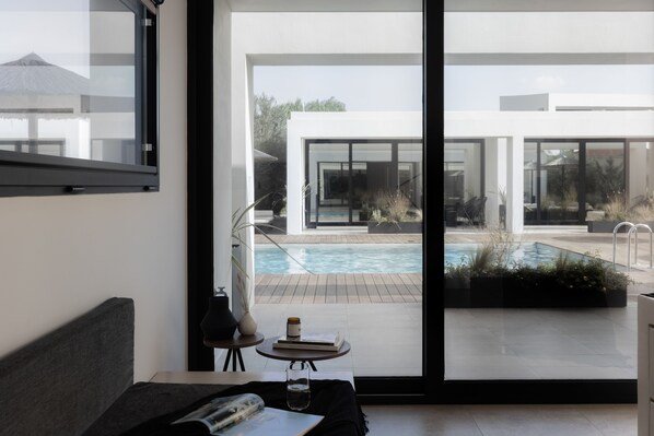 高级双人房 | 起居区 | 32-英寸智能电视（配备数码频道）、电视、书