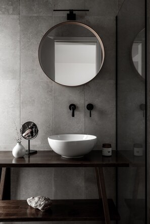 Superior Double Room | Bathroom | Shower, eco-friendly toiletries, hair dryer, bathrobes - Hooga (Preveza)