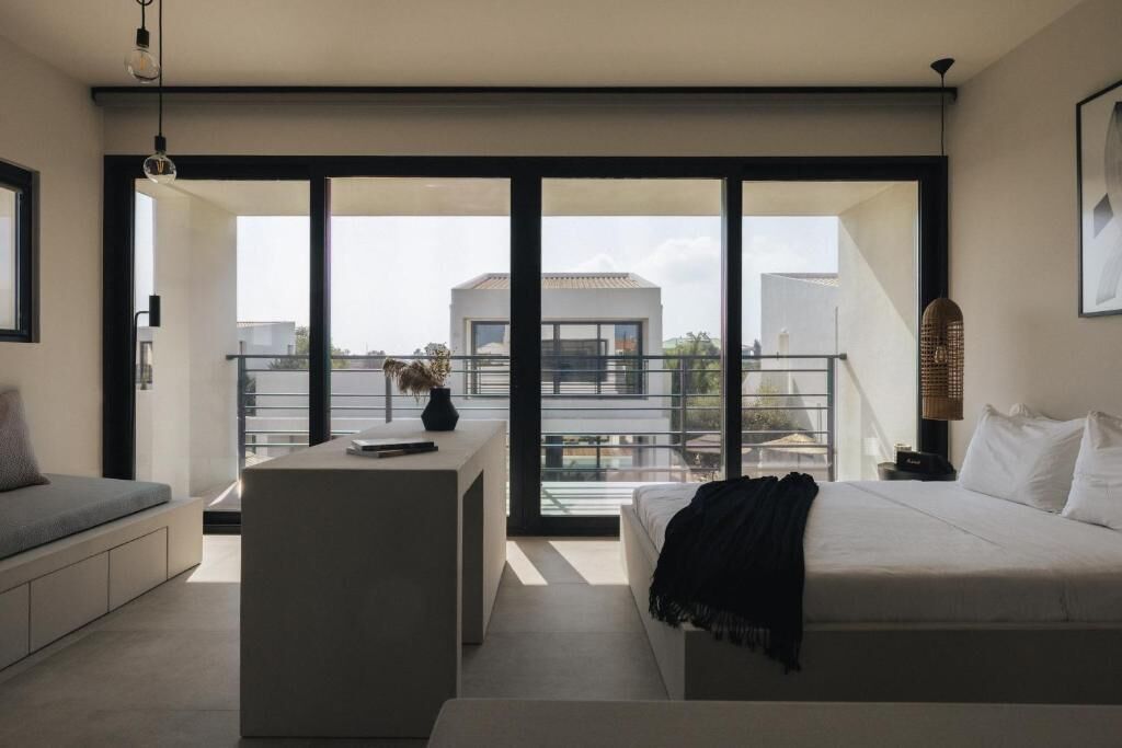 Minibar, caja de seguridad en la habitación y escritorio 