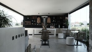 32-英寸智能电视（配备数码频道）、电视、书