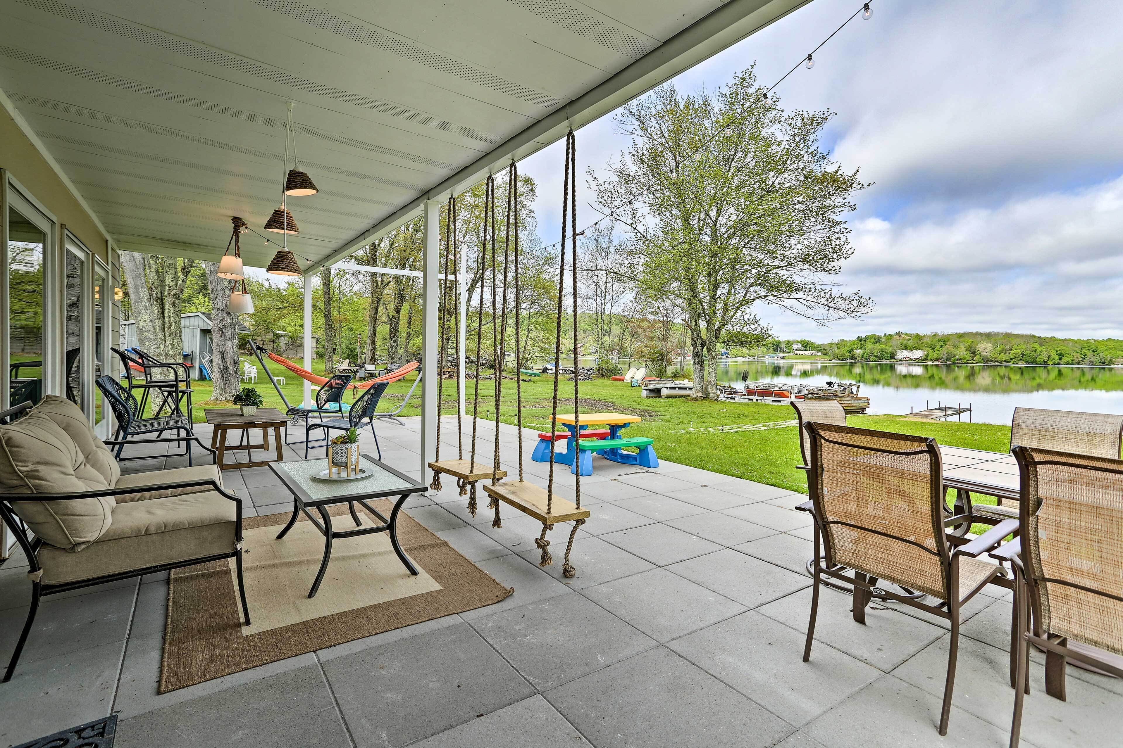 Luxe Lakefront Family Cottage: Private Beach, Dock