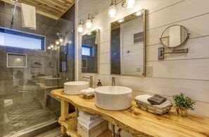Ensemble baignoire-douche, séchoir à cheveux, serviettes fournies
