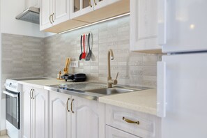 Ofen, Herdplatte, Wasserkocher mit Kaffee-/Teezubehör