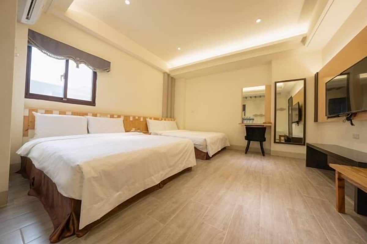 Escrivaninha, cortinas blackout, camas extras/dobráveis (sobretaxa)