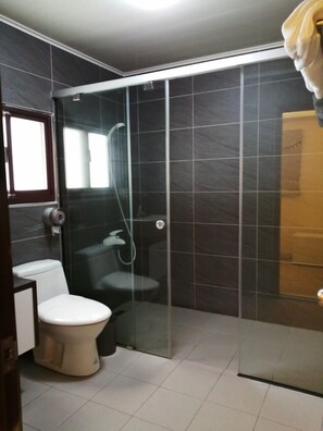 Elite Quadruple Room, 2 Double Beds | Bathroom | Shower, rainfall showerhead, slippers, towels - captain3 (Magong)