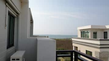 Habitación cuádruple Confort, 2 camas dobles | Mobiliario individual, escritorio, cortinas opacas y camas supletorias